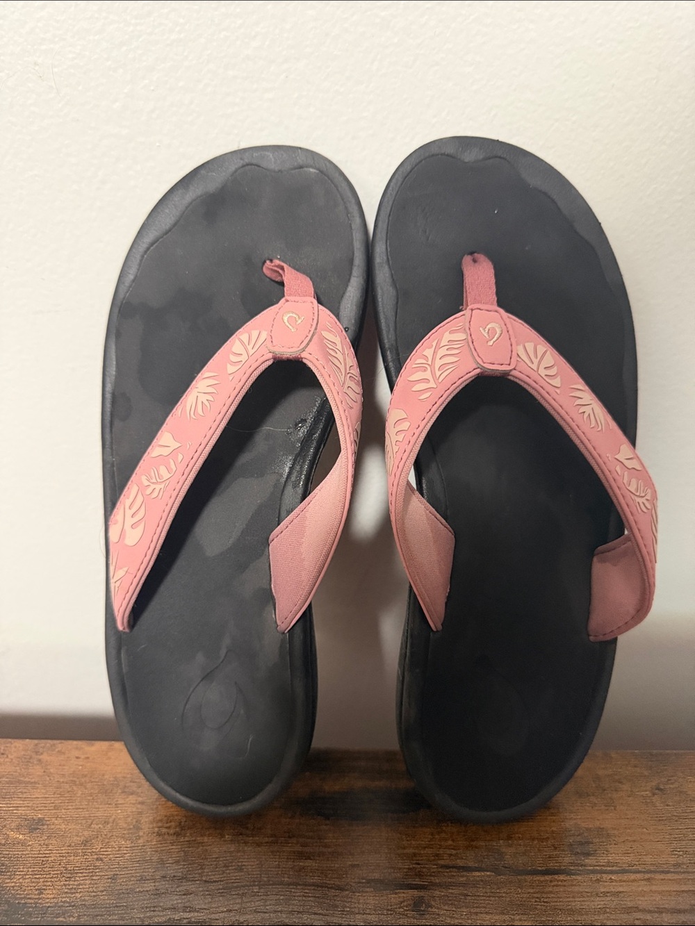 OluKai Pink Floral Strap Flip Flops | Black Footbed Size 7